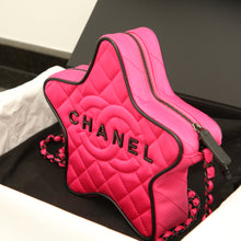 Carica l'immagine nel visualizzatore di Gallery, Chanel 2024 Walk Of Fame Star Crossbody Bag