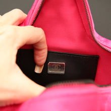 Carica l'immagine nel visualizzatore di Gallery, Chanel 2024 Walk Of Fame Star Crossbody Bag