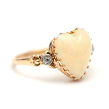 Laden Sie das Bild in den Galerie-Viewer, 15k Opal Heart Ring