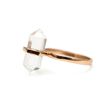 Laden Sie das Bild in den Galerie-Viewer, 14k Crystal Quartz Ring