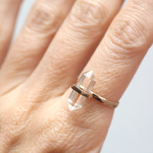 Laden Sie das Bild in den Galerie-Viewer, 14k Crystal Quartz Ring