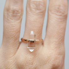 Laden Sie das Bild in den Galerie-Viewer, 14k Crystal Quartz Ring