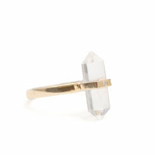 Laden Sie das Bild in den Galerie-Viewer, 14k Crystal Quartz Ring