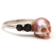 Laden Sie das Bild in den Galerie-Viewer, Sterling Onyx Pearl Skull Ring