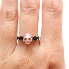 Laden Sie das Bild in den Galerie-Viewer, Sterling Onyx Pearl Skull Ring