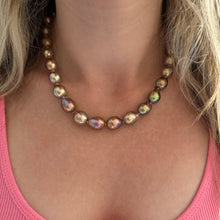Laden Sie das Bild in den Galerie-Viewer, 14k Rainbow Metallic Baroque Pearl Necklace