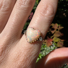 Laden Sie das Bild in den Galerie-Viewer, 15k Opal Heart Ring