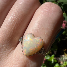 Laden Sie das Bild in den Galerie-Viewer, 15k Opal Heart Ring