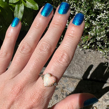 Laden Sie das Bild in den Galerie-Viewer, 15k Opal Heart Ring