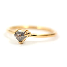 將圖片載入圖庫檢視器 14k Black Diamond Bitty Shield Ring