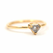 將圖片載入圖庫檢視器 14k Black Diamond Bitty Shield Ring