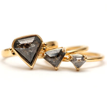 將圖片載入圖庫檢視器 14k Black Diamond Bitty Shield Ring