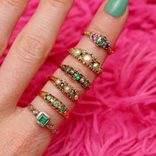 將圖片載入圖庫檢視器 18k Victorian Emerald Diamond Band