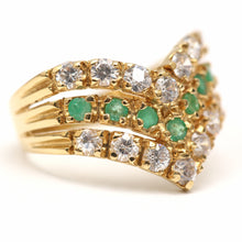 Laden Sie das Bild in den Galerie-Viewer, 18k Diamond Emerald Chevron Ring