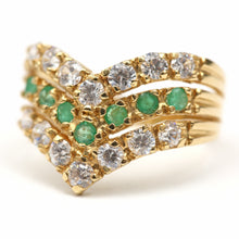 Laden Sie das Bild in den Galerie-Viewer, 18k Diamond Emerald Chevron Ring