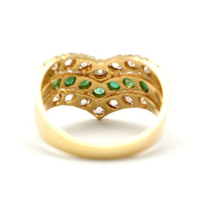 Laden Sie das Bild in den Galerie-Viewer, 18k Diamond Emerald Chevron Ring