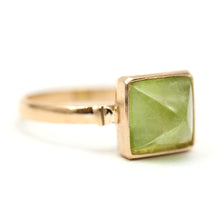 Charger l'image dans la galerie, 14k Peridot Pyramid Ring
