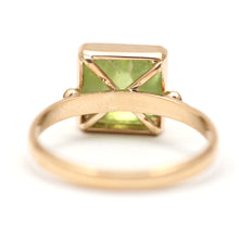 Charger l'image dans la galerie, 14k Peridot Pyramid Ring