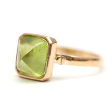 Charger l'image dans la galerie, 14k Peridot Pyramid Ring
