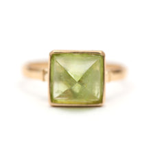 Charger l'image dans la galerie, 14k Peridot Pyramid Ring