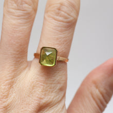 Charger l'image dans la galerie, 14k Peridot Pyramid Ring