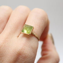 Charger l'image dans la galerie, 14k Peridot Pyramid Ring
