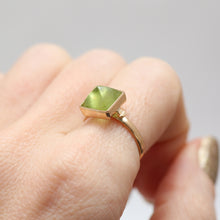Charger l'image dans la galerie, 14k Peridot Pyramid Ring