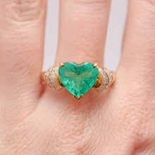 將圖片載入圖庫檢視器 18k Colombian Emerald Heart Ring