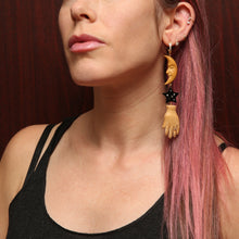 Carica l'immagine nel visualizzatore di Gallery, 14k Diamond Fortune Teller Earrings
