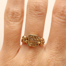 Laden Sie das Bild in den Galerie-Viewer, 10k Victorian Poison Ring
