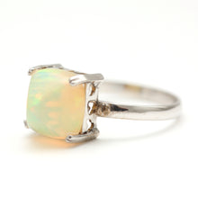 Laden Sie das Bild in den Galerie-Viewer, 14k White Gold Opal Pyramid Ring
