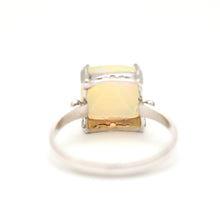 Laden Sie das Bild in den Galerie-Viewer, 14k White Gold Opal Pyramid Ring
