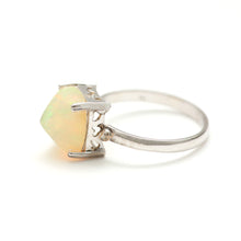 Laden Sie das Bild in den Galerie-Viewer, 14k White Gold Opal Pyramid Ring
