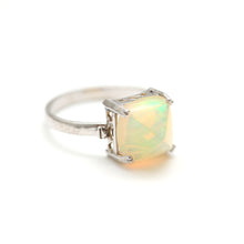 Laden Sie das Bild in den Galerie-Viewer, 14k White Gold Opal Pyramid Ring
