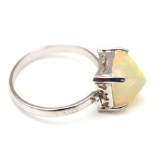Laden Sie das Bild in den Galerie-Viewer, 14k White Gold Opal Pyramid Ring
