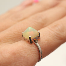Laden Sie das Bild in den Galerie-Viewer, 14k White Gold Opal Pyramid Ring
