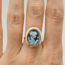 將圖片載入圖庫檢視器 18k Cameo Ring Lady with a Bird
