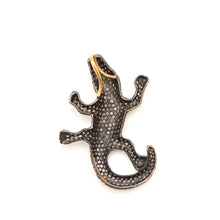 Laden Sie das Bild in den Galerie-Viewer, Diamond Alligator Pendant
