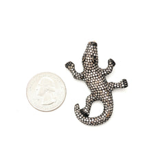 Laden Sie das Bild in den Galerie-Viewer, Diamond Alligator Pendant
