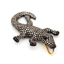 Laden Sie das Bild in den Galerie-Viewer, Diamond Alligator Pendant
