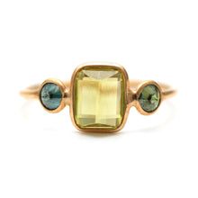 Laden Sie das Bild in den Galerie-Viewer, 14k Peridot Blue Diamond Ring
