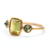 Laden Sie das Bild in den Galerie-Viewer, 14k Peridot Blue Diamond Ring
