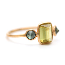 Laden Sie das Bild in den Galerie-Viewer, 14k Peridot Blue Diamond Ring
