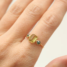 Laden Sie das Bild in den Galerie-Viewer, 14k Peridot Blue Diamond Ring
