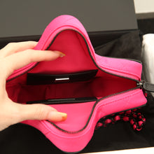 Carica l'immagine nel visualizzatore di Gallery, Chanel 2024 Walk Of Fame Star Crossbody Bag
