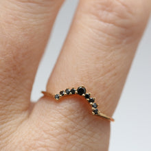 將圖片載入圖庫檢視器 18k Black Diamond Crown Ring
