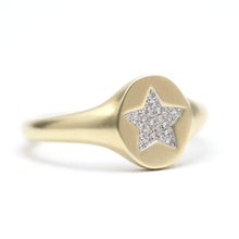 Laden Sie das Bild in den Galerie-Viewer, 14k Diamond Star Signet Ring

