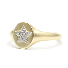 Laden Sie das Bild in den Galerie-Viewer, 14k Diamond Star Signet Ring
