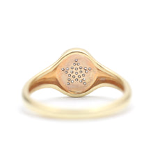 Laden Sie das Bild in den Galerie-Viewer, 14k Diamond Star Signet Ring

