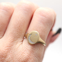 Laden Sie das Bild in den Galerie-Viewer, 14k Diamond Celestial Signet Ring
